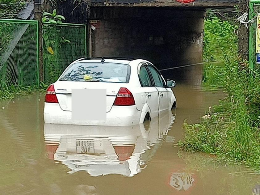 Hà Nội: Hàng loạt ô tô ‘mắc kẹt’ trong biển nước do mưa lớn 502629