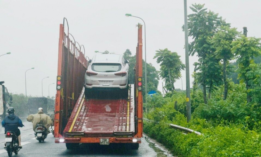 Hà Nội: Hàng loạt ô tô ‘mắc kẹt’ trong biển nước do mưa lớn 502630