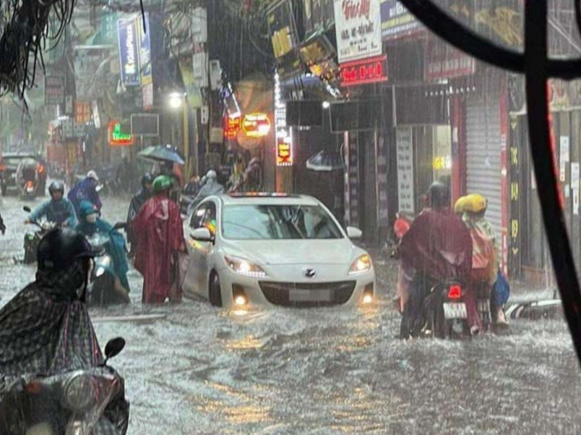 Hà Nội: Hàng loạt ô tô ‘mắc kẹt’ trong biển nước do mưa lớn 502632