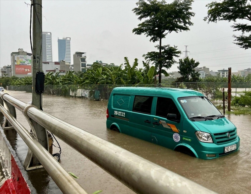 Hà Nội: Hàng loạt ô tô ‘mắc kẹt’ trong biển nước do mưa lớn 502635
