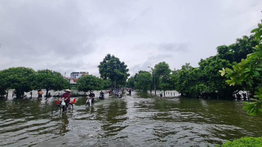 Hà Nội: Hàng loạt ô tô, xe máy ‘mắc kẹt’ trong biển nước do mưa lớn 502649