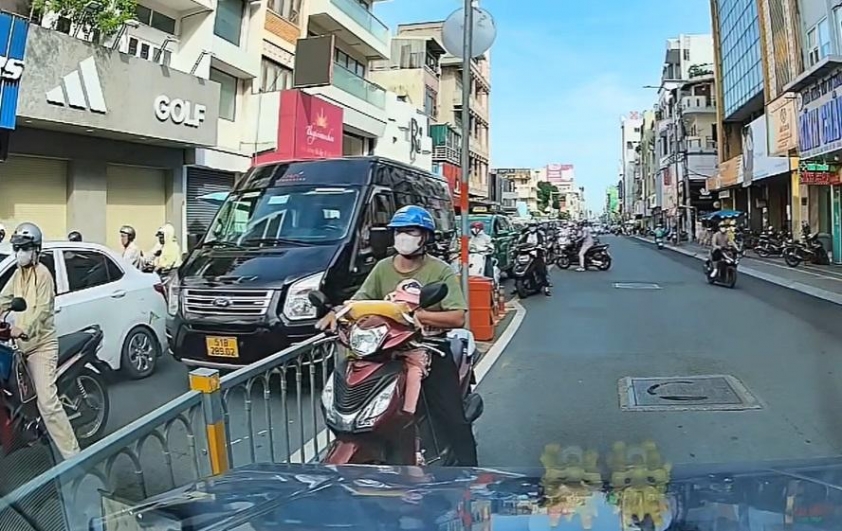TP.HCM: Đi ngược chiều nhưng bị chặn, tài xế xe máy ‘giận dỗi’ bỏ xe trước đầu ô tô 505743