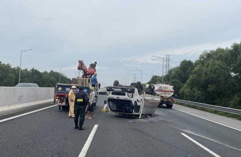 Sự cố nổ lốp thường xuyên xảy ra trên cao tốc Hà Nội - Hải Phòng, nghi vấn xuất hiện ‘đinh tặc’? 510107