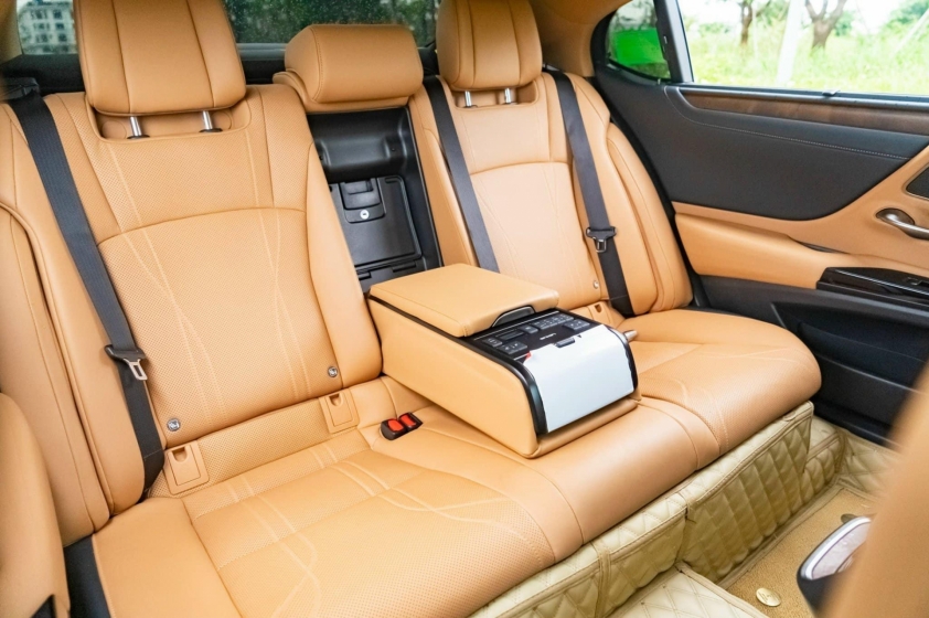 Xe hybrid Lexus ES 300h 2021 lăn bánh 3 năm chào bán với giá khó tin 514967