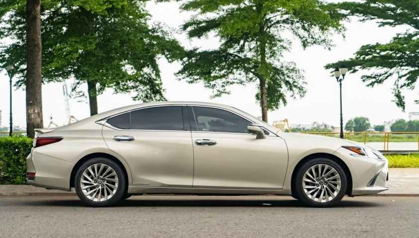 Xe hybrid Lexus ES 300h 2021 lăn bánh 3 năm chào bán với giá khó tin 514968