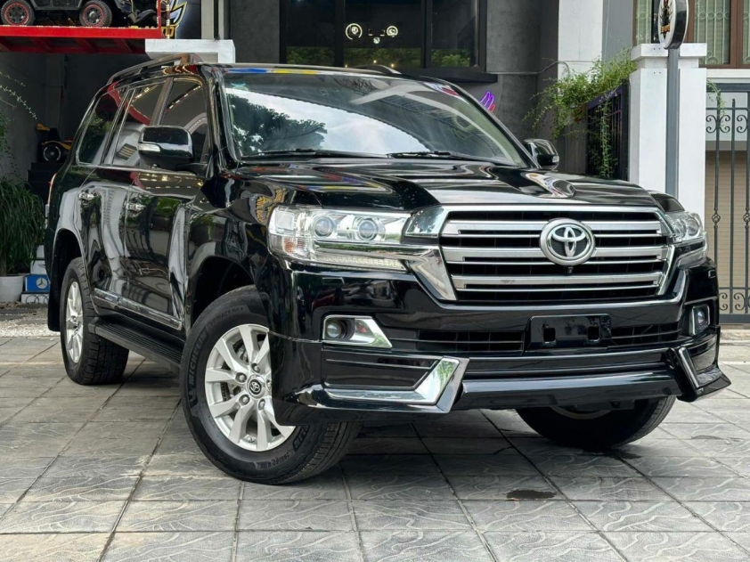 Toyota Land Cruiser 2016 lăn bánh 8 năm rao bán với giá bao nhiêu? 520327