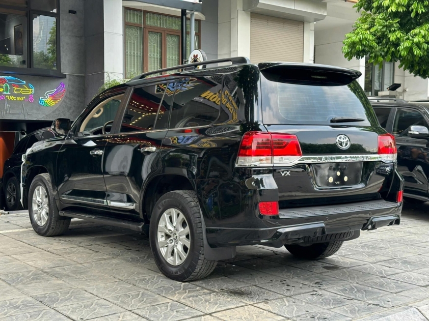 Toyota Land Cruiser 2016 lăn bánh 8 năm rao bán với giá bao nhiêu? 520328