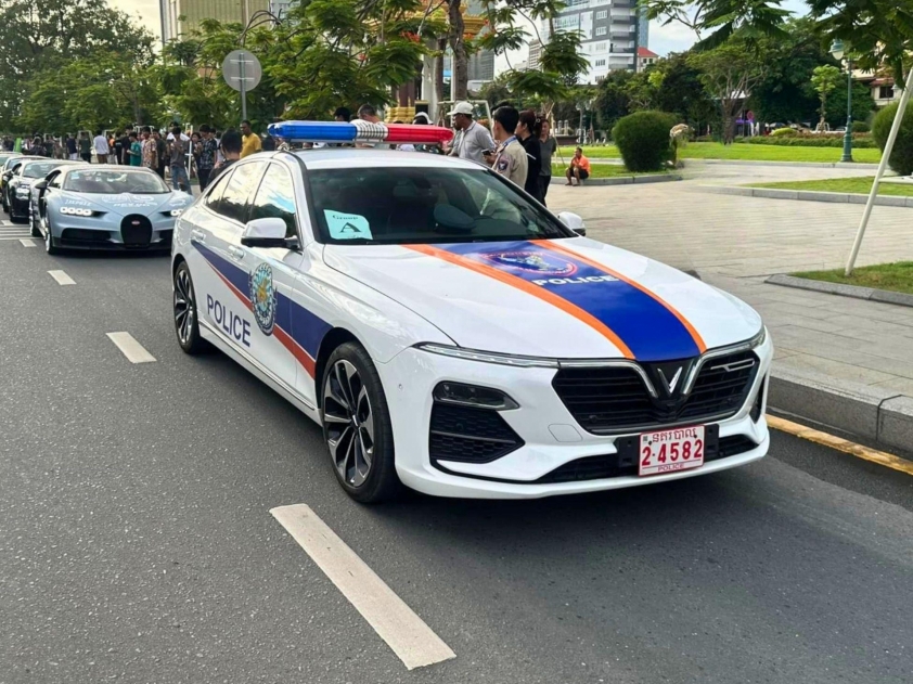 VinFast Lux A2.0 của cảnh sát Campuchia dẫn đoàn siêu xe tham dự Gumball 3000 521400