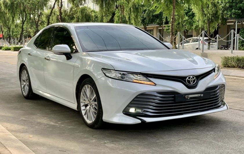 Lăn bánh 4 năm, Toyota Camry 2020 được chủ nhân rao bán với giá bao nhiêu? 522772