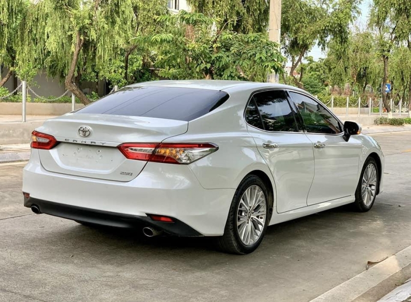 Lăn bánh 4 năm, Toyota Camry 2020 được chủ nhân rao bán với giá bao nhiêu? 522773