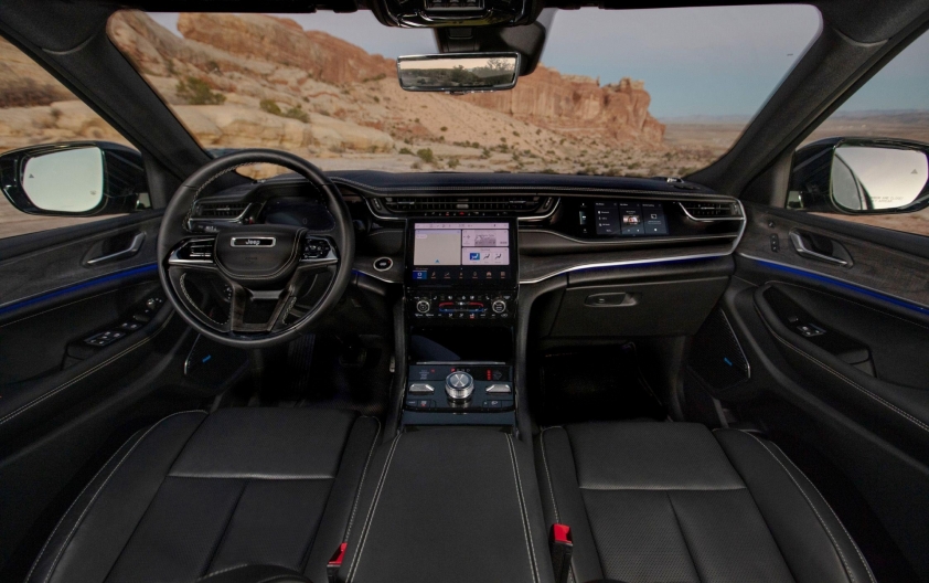2023-jeep-grand-cherokee-interior-110-641c69a6b4b1e