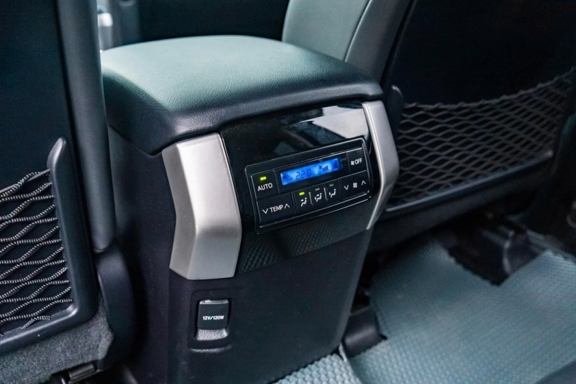 Toyota Land Cruiser 2021 lăn bánh 3 năm giữ giá khó tin trên thị trường xe cũ 554059