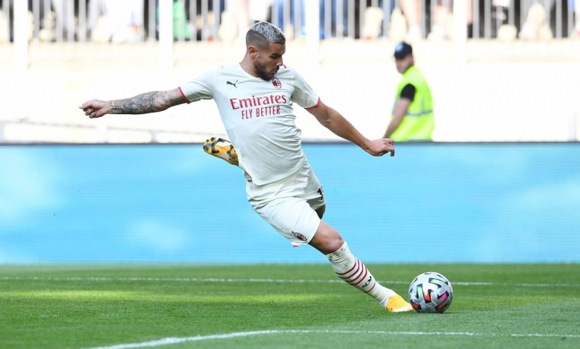 Cầu thủ số 19 bên phía Milan là người sở hữu cơ hội đầu tiên của trận đấu