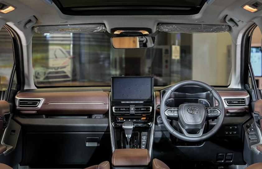 toyota-innova-zenix-interior-01