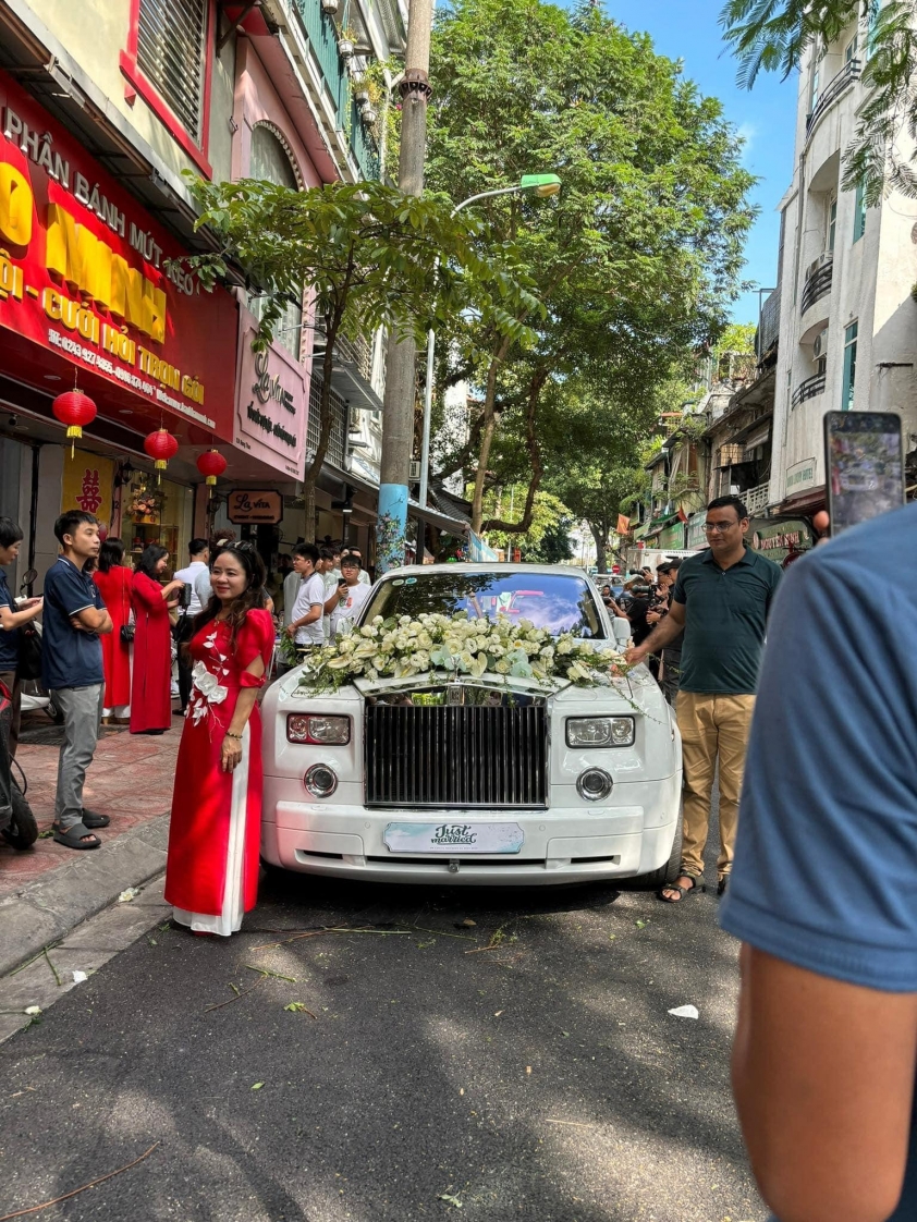 Cận cảnh siêu phẩm Rolls-Royce Phantom được Đoàn Văn Hậu dùng làm xe hoa đón cô dâu Doãn Hải My 355038