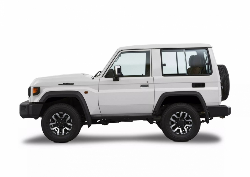Toyota Land Cruiser 70 Series vén màn phiên bản 3 cửa: Trang bị động cơ V6, giá quy đổi từ 1,12 tỷ đồng 364230