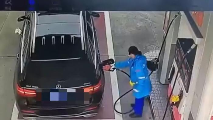Tài xế Mercedes-Benz bị các cây xăng tẩy chay vì làm hành động này 381416