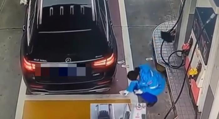 Tài xế Mercedes-Benz bị các cây xăng tẩy chay vì làm hành động này 381417