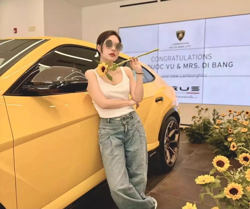 Vợ chồng Đoàn Di Băng gây bất ngờ với màn nhận xe Lamborghini hơn 20 tỷ đồng có '1-0-2' 432617