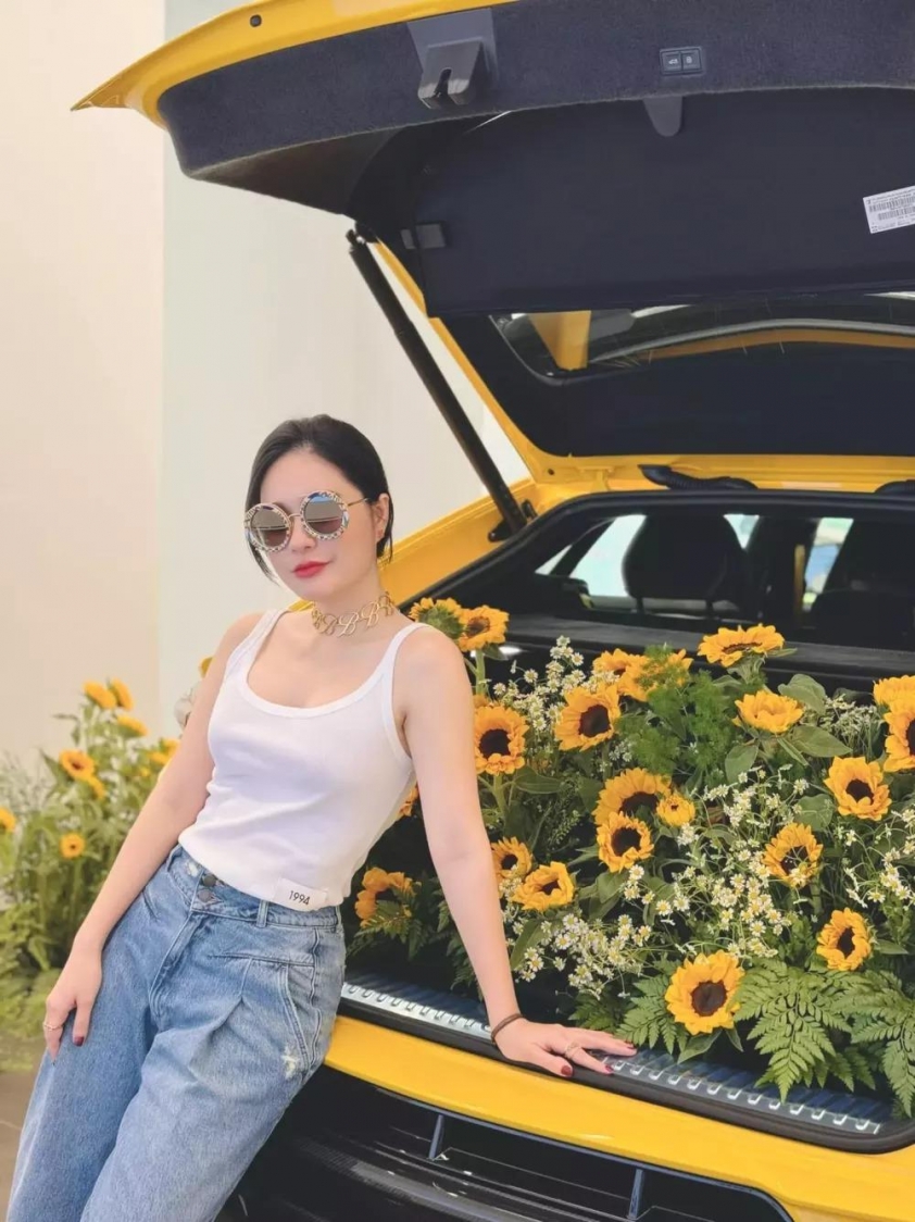 Vợ chồng Đoàn Di Băng gây bất ngờ với màn nhận xe Lamborghini hơn 20 tỷ đồng có '1-0-2' 432618