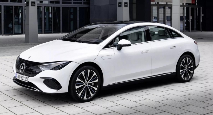 Xe điện Mercedes bốc cháy dữ dội khi đang đỗ trong hầm gửi xe 507708