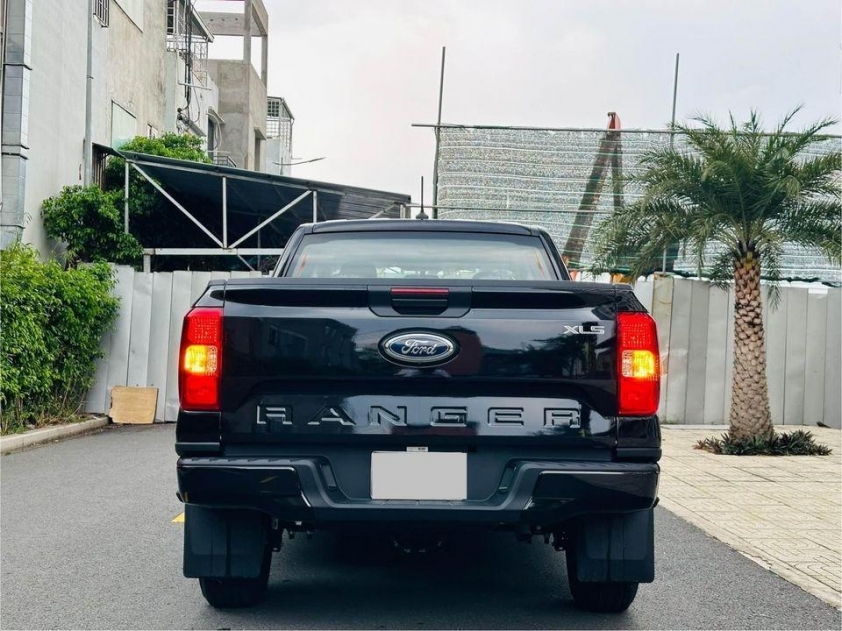 Ford Ranger 2024 'siêu lướt' lăn bánh vỏn vẹn 200 km, nilon chưa bóc hết đã rao bán với giá khó tin 518004