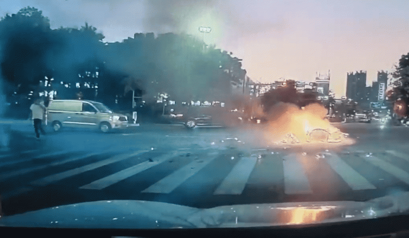 Xe scooter điện phát nổ khi đang chạy, người lái may mắn thoát chết 540126