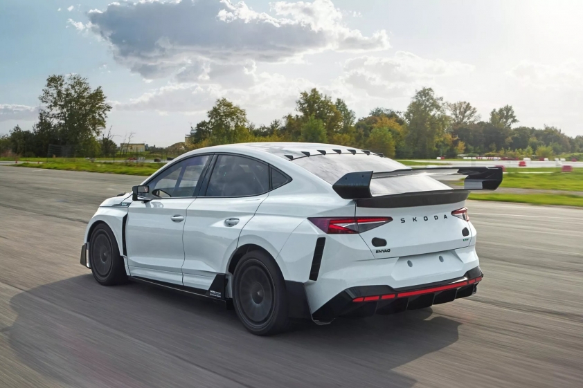skoda-enyaq-rs-race-concept-1009-3-1728532621.jpg