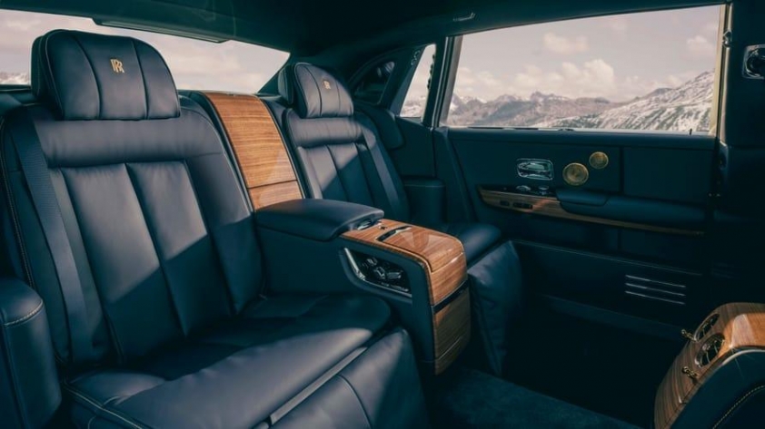 Rolls-Royce-Phantom-Goldfinger-5