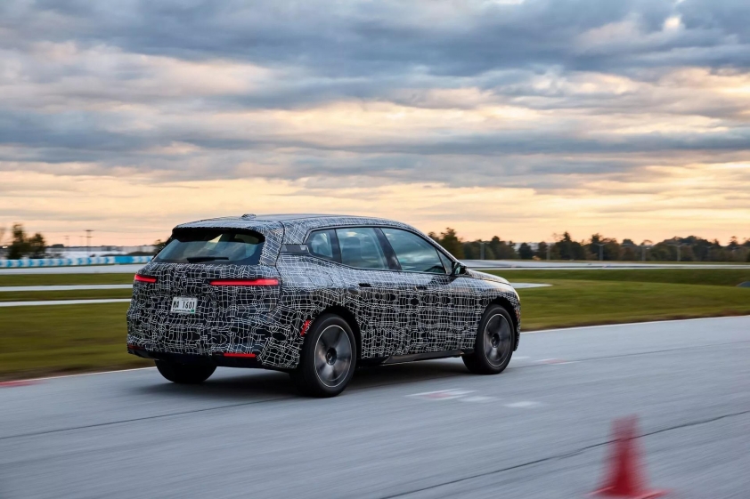 2026-BMW-iX-1204-13