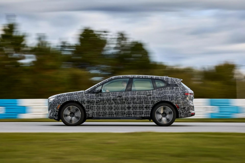 2026-BMW-iX-1204-19