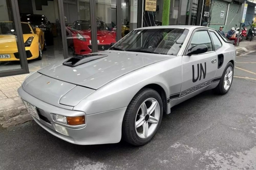 Chiếc Porsche 944 đời cổ của ông Đặng Lê Nguyên Vũ lần đầu xuống phố 574069