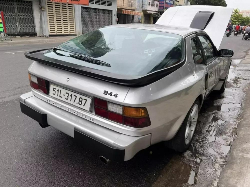 Chiếc Porsche 944 đời cổ của ông Đặng Lê Nguyên Vũ lần đầu xuống phố 574064