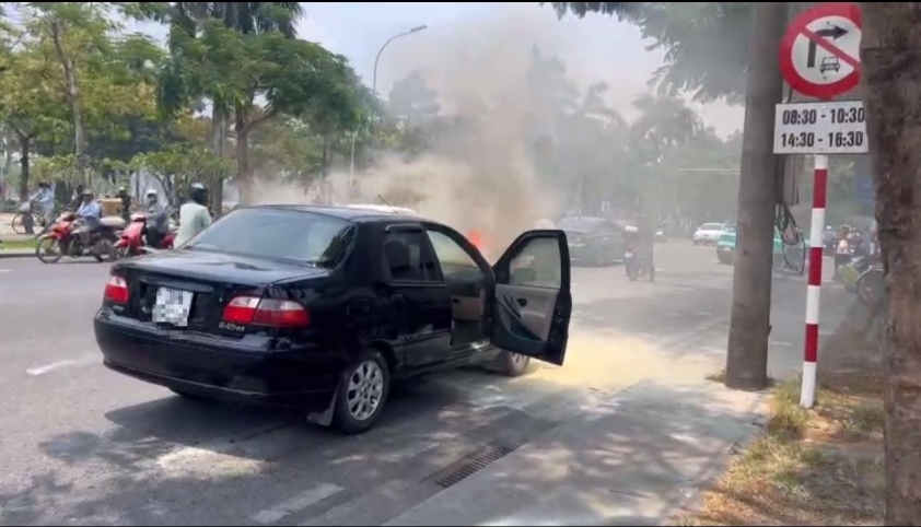 Huế: Ô tô bất ngờ bốc cháy trước giữa đường, hai vợ chồng may mắn thoát nạn 637285
