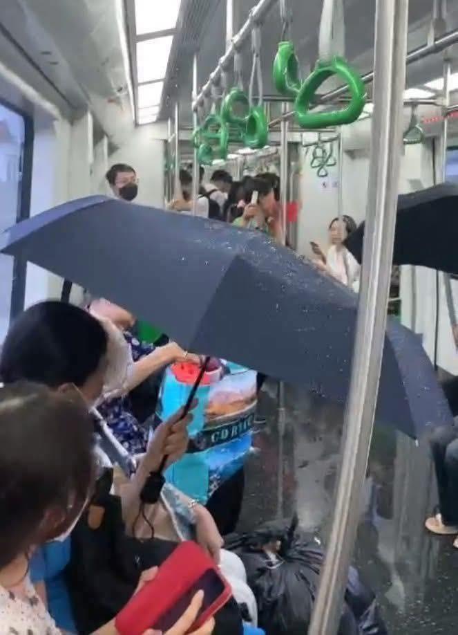 Nhà ga tàu Cát Linh - Hà Đông sau mưa lớn: Nước chảy từ mái xuống sàn, hành khách khốn đốn 639083
