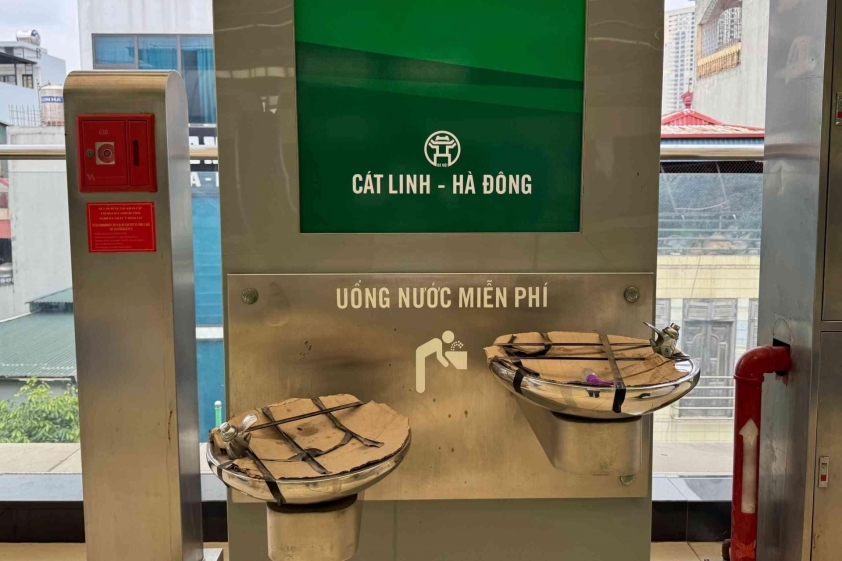 Nhà ga tàu Cát Linh - Hà Đông sau mưa lớn: Nước chảy từ mái xuống sàn, hành khách khốn đốn 639086