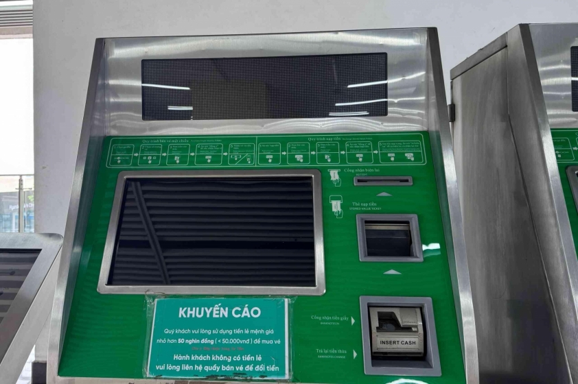 Nhà ga tàu Cát Linh - Hà Đông sau mưa lớn: Nước chảy từ mái xuống sàn, hành khách khốn đốn 639087