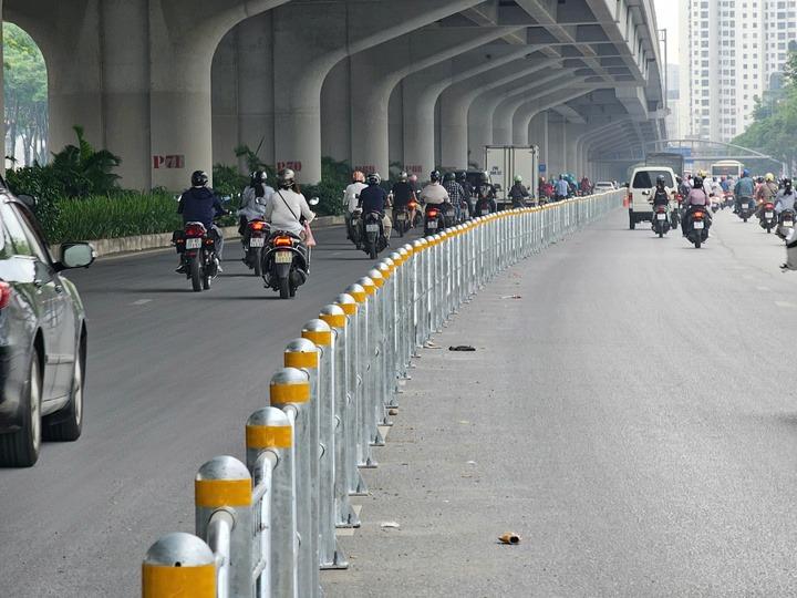 Phân làn ô tô - xe máy trên đường Phạm Văn Đồng, Võ Chí Công: Kỳ vọng giảm tắc, dân than