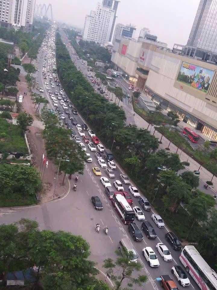 Phân làn ô tô - xe máy trên đường Phạm Văn Đồng, Võ Chí Công: Kỳ vọng giảm tắc, dân than