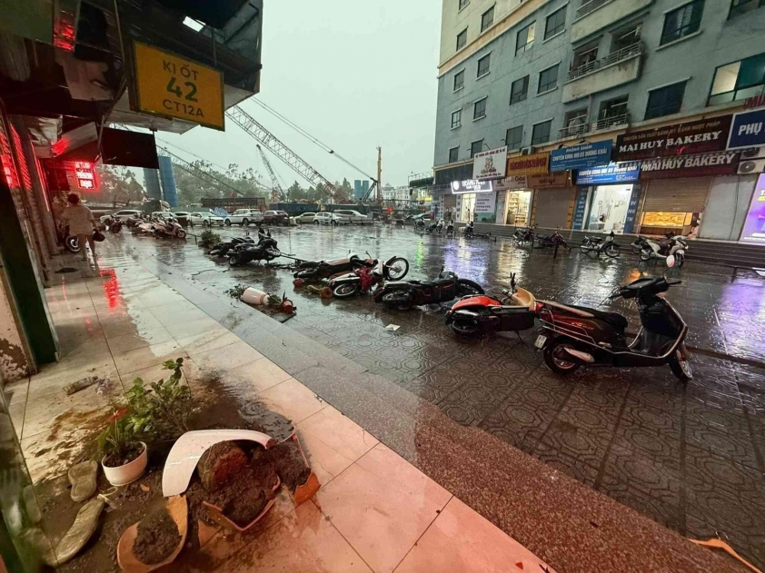 Giông lốc bất ngờ quét qua miền Bắc: Hà Nội - Quảng Ninh thiệt hại nặng, lật tàu du lịch khiến hàng chục người tử nạn 668587