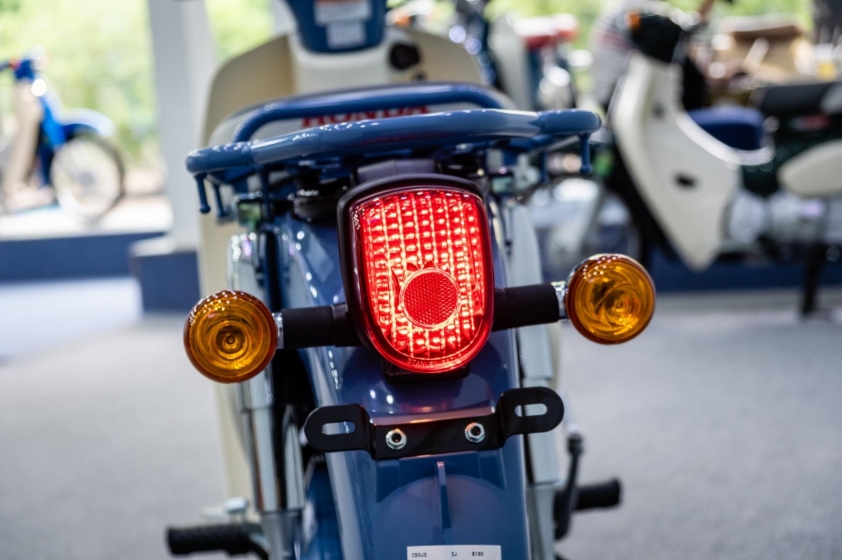Honda Super Cub 50 phiên bản cuối cùng cập bến Việt Nam: Thiết kế hoài cổ, nhiều chi tiết độc quyền 670436