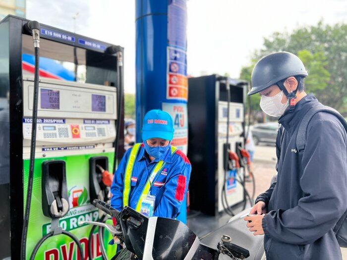 Xăng E10 ngày đầu mở bán: Giá rẻ hơn RON 95, người dân bắt đầu đổ thử 676398
