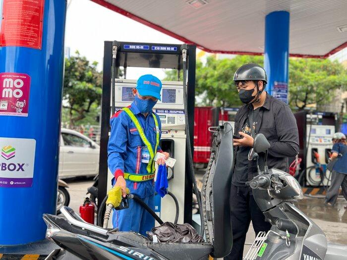 Xăng E10 ngày đầu mở bán: Giá rẻ hơn RON 95, người dân bắt đầu đổ thử 676399