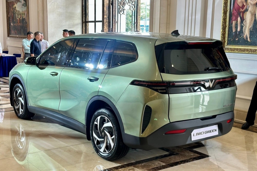 vinfast-limo-green-2-17510711751