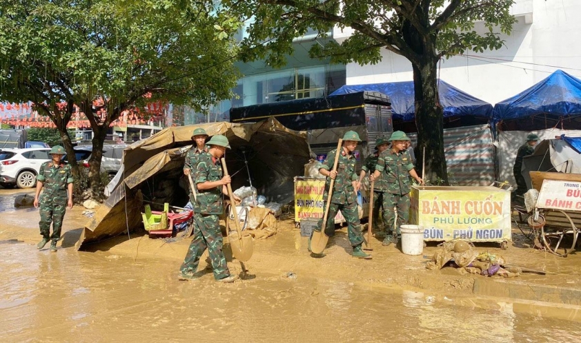 Hơn 600 cán bộ, chiến sĩ hỗ trợ người dân Thái Nguyên dọn dẹp bùn đất sau lũ 719907