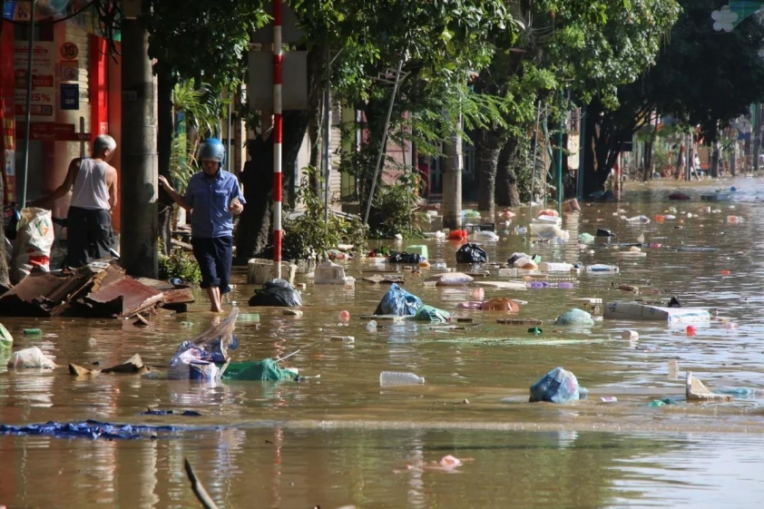 Hơn 600 cán bộ, chiến sĩ hỗ trợ người dân Thái Nguyên dọn dẹp bùn đất sau lũ 719906