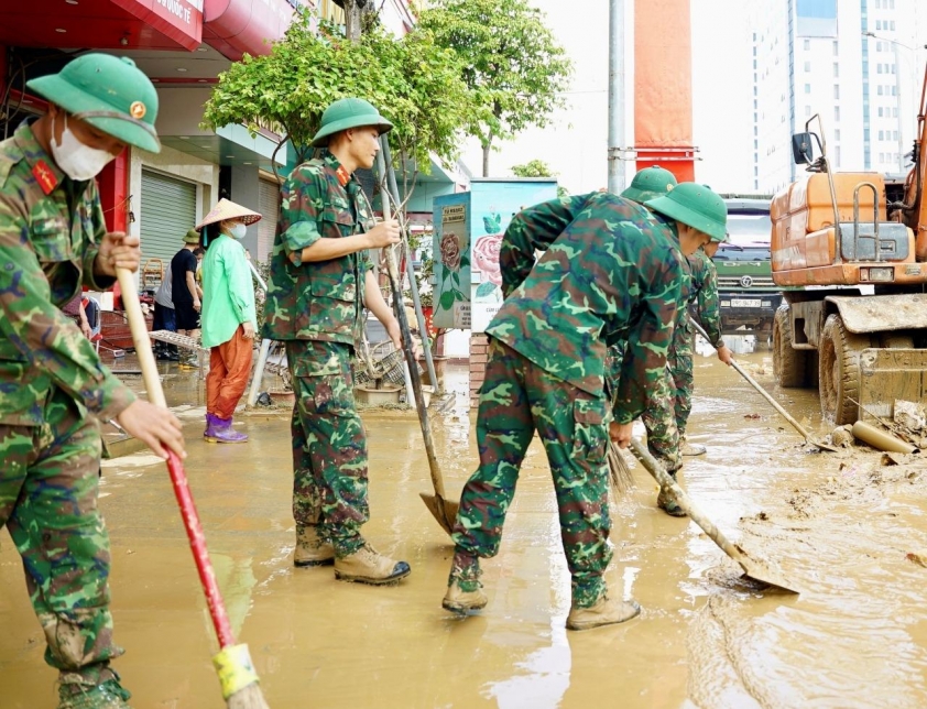 Hơn 600 cán bộ, chiến sĩ hỗ trợ người dân Thái Nguyên dọn dẹp bùn đất sau lũ 719914