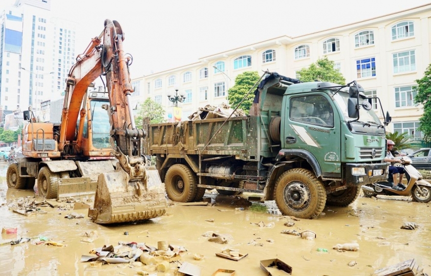 Hơn 600 cán bộ, chiến sĩ hỗ trợ người dân Thái Nguyên dọn dẹp bùn đất sau lũ 719913
