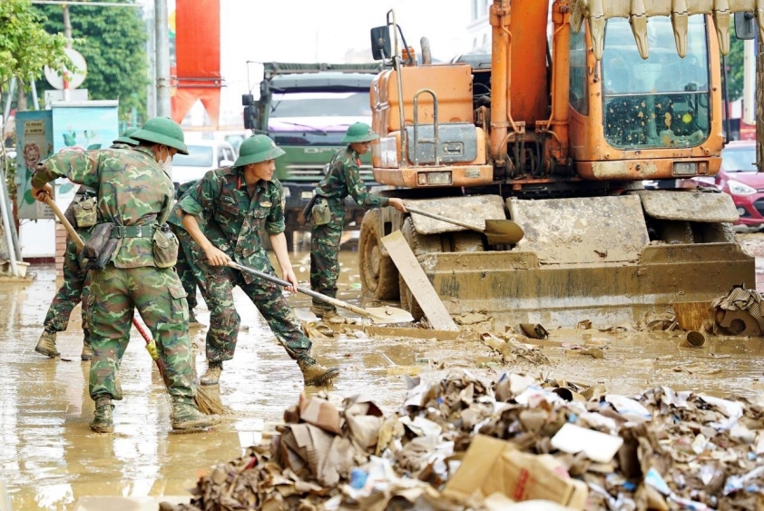Hơn 600 cán bộ, chiến sĩ hỗ trợ người dân Thái Nguyên dọn dẹp bùn đất sau lũ 719910