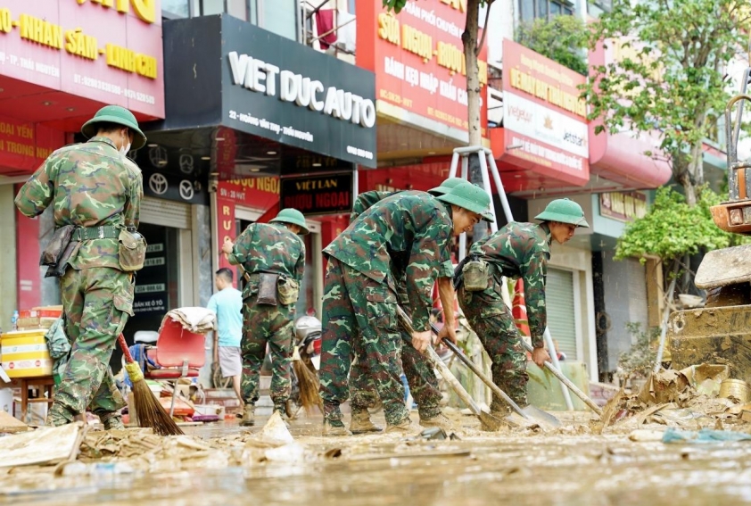 Hơn 600 cán bộ, chiến sĩ hỗ trợ người dân Thái Nguyên dọn dẹp bùn đất sau lũ 719909
